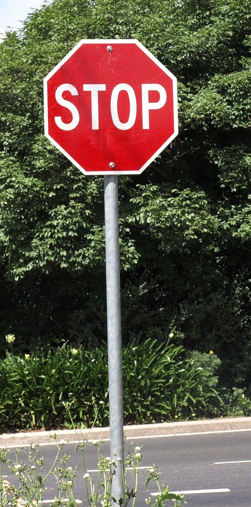 800px Stop Sign in Australia cropped